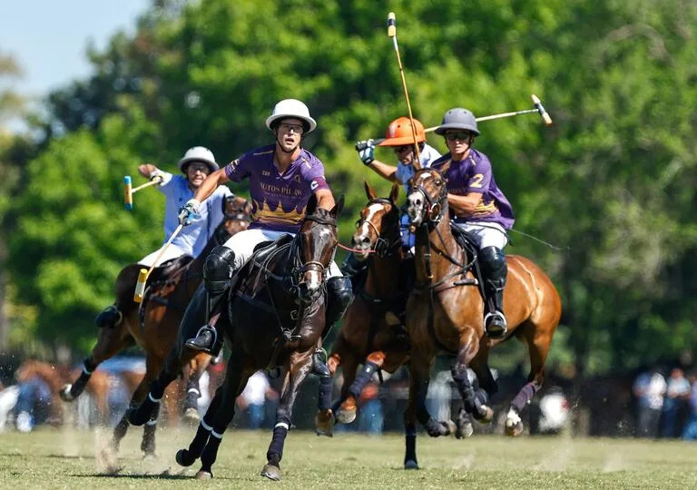 Juan Martín Zubía al ataque. Sol de Agosto entró arriba al último chukker, pero Los Machitos se lo dio vuelta