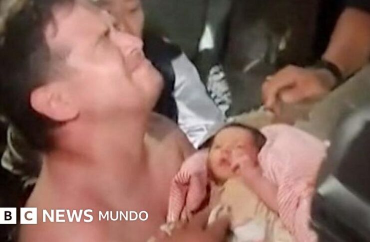 La conmovedora historia del bebé de 18 días y su madre que fueron rescatados de entre los escombros tras el terremoto doble en Venezuela
