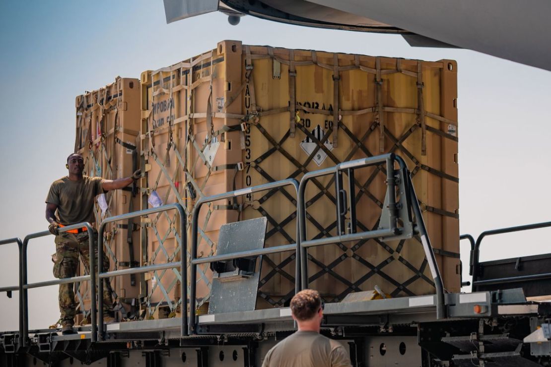 Personal de carga aérea de la Fuerza Aérea de EE.UU. se prepara para cargar equipo de apoyo del sistema de defensa antimisiles THAAD (Terminal High-Altitude Area Defense) en un C-17 Globemaster III en octubre de 2024.